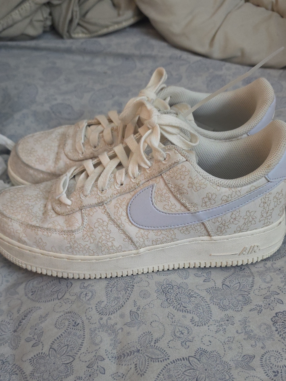 Nike Women’s Low-Top Floral Sneakers in Cream and Light Purple